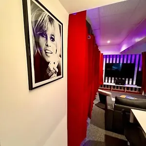  Appartement Experience Cinema Immersif Dans Renove Pres De Montmartre France